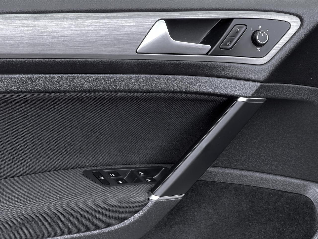 2015 Volkswagen Golf TRENDLINE Photo