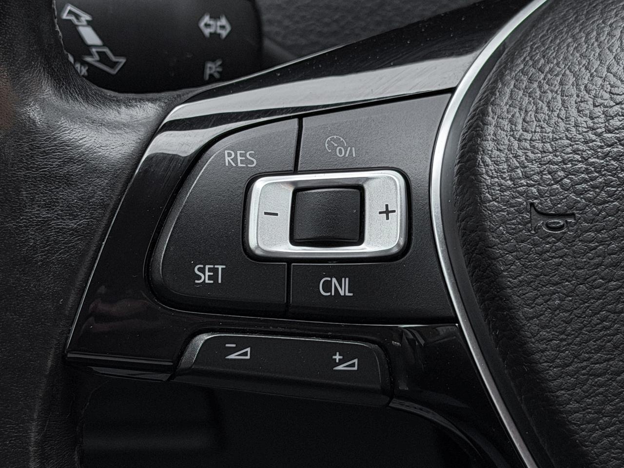 2015 Volkswagen Golf TRENDLINE Photo