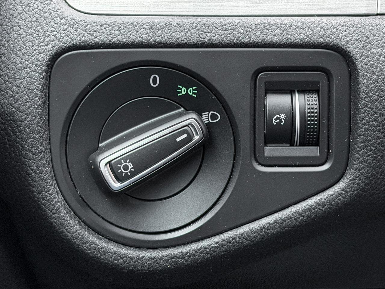 2015 Volkswagen Golf TRENDLINE Photo