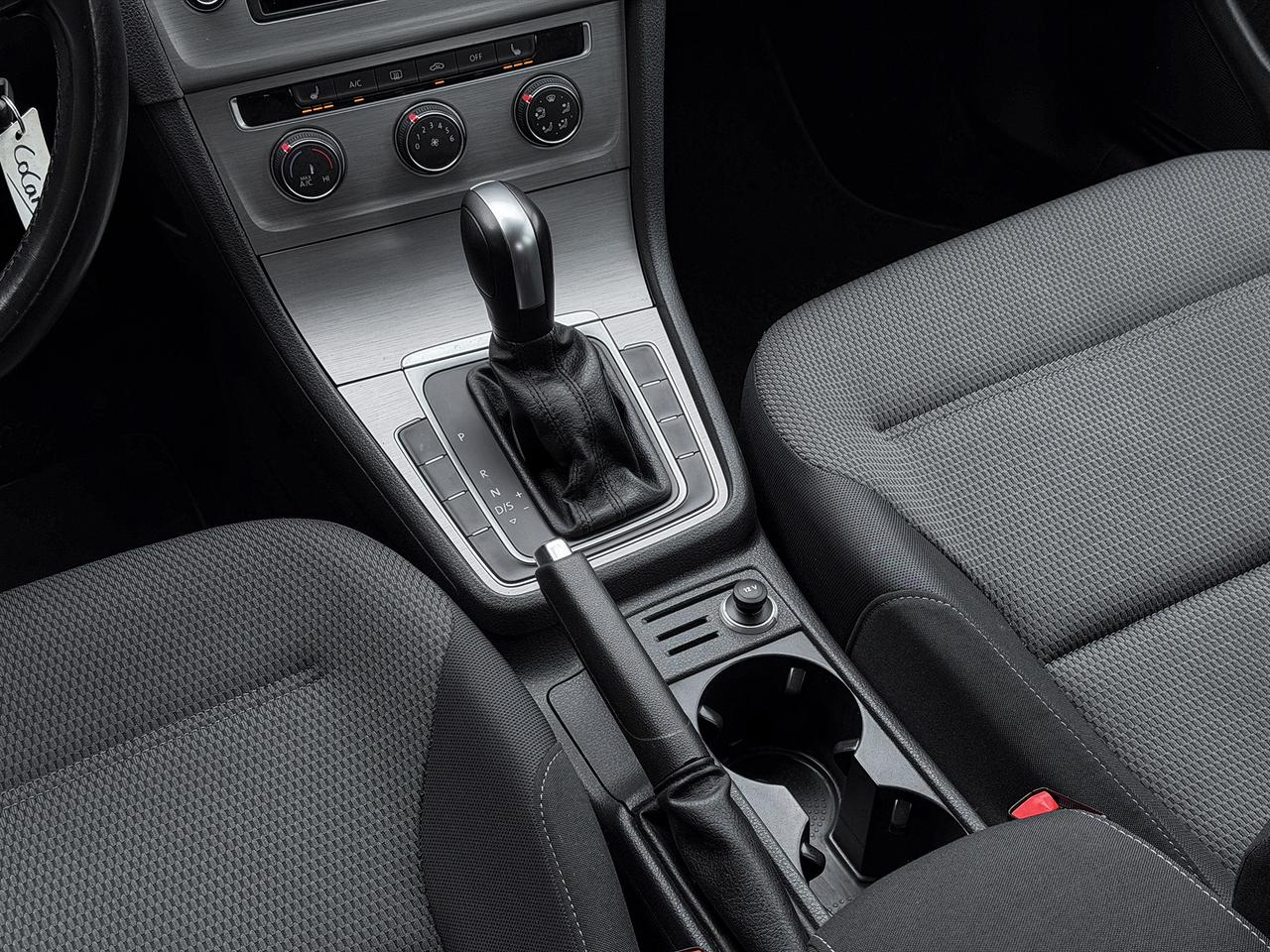 2015 Volkswagen Golf TRENDLINE Photo
