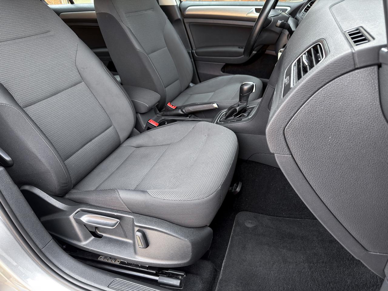 2015 Volkswagen Golf TRENDLINE Photo
