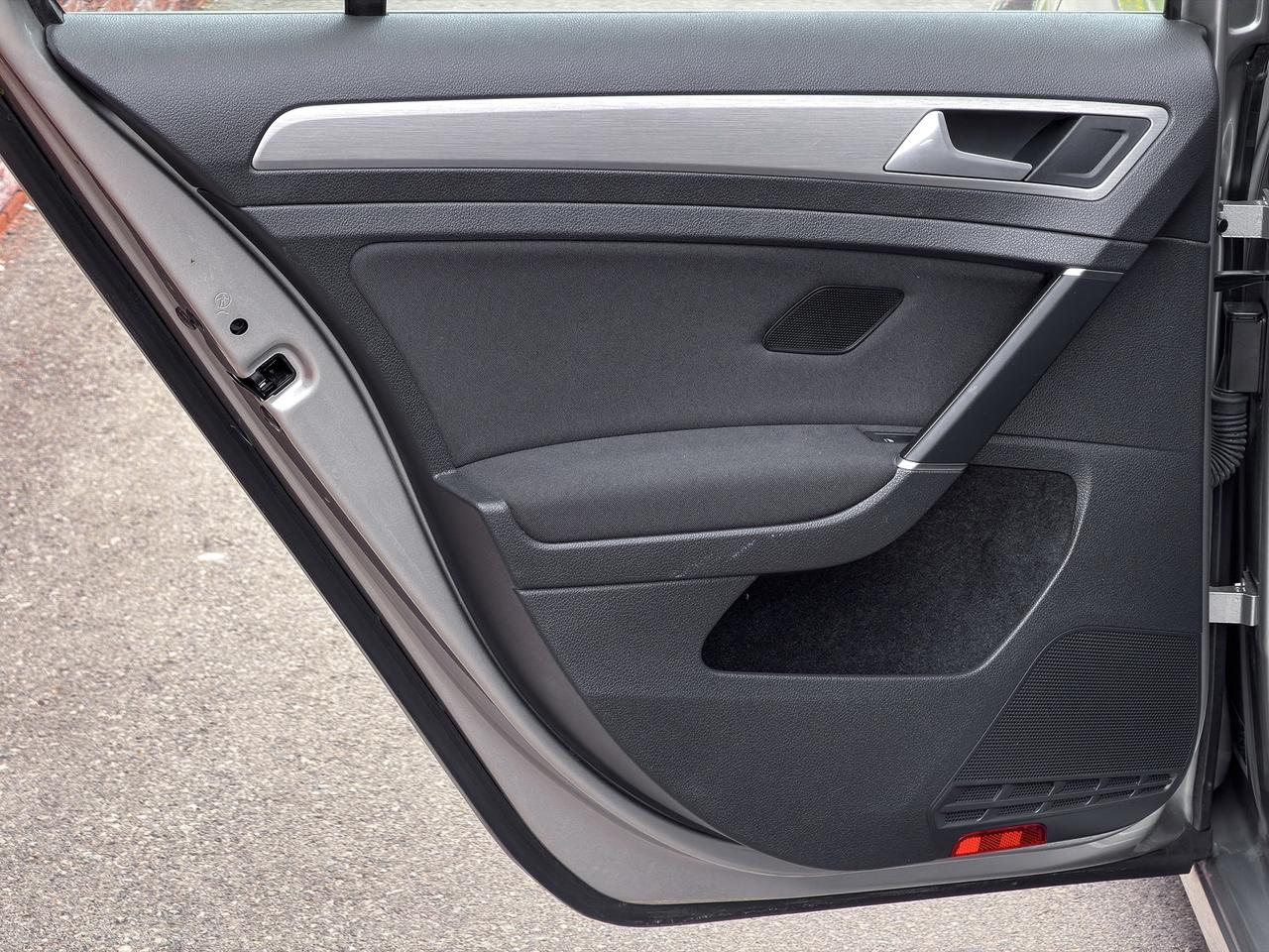 2015 Volkswagen Golf TRENDLINE Photo