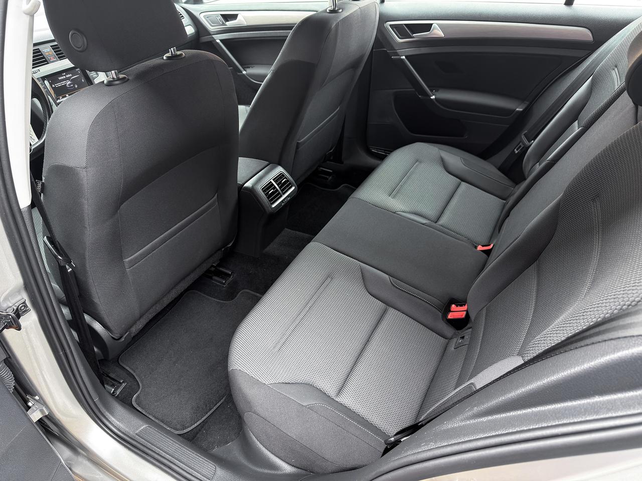 2015 Volkswagen Golf TRENDLINE Photo