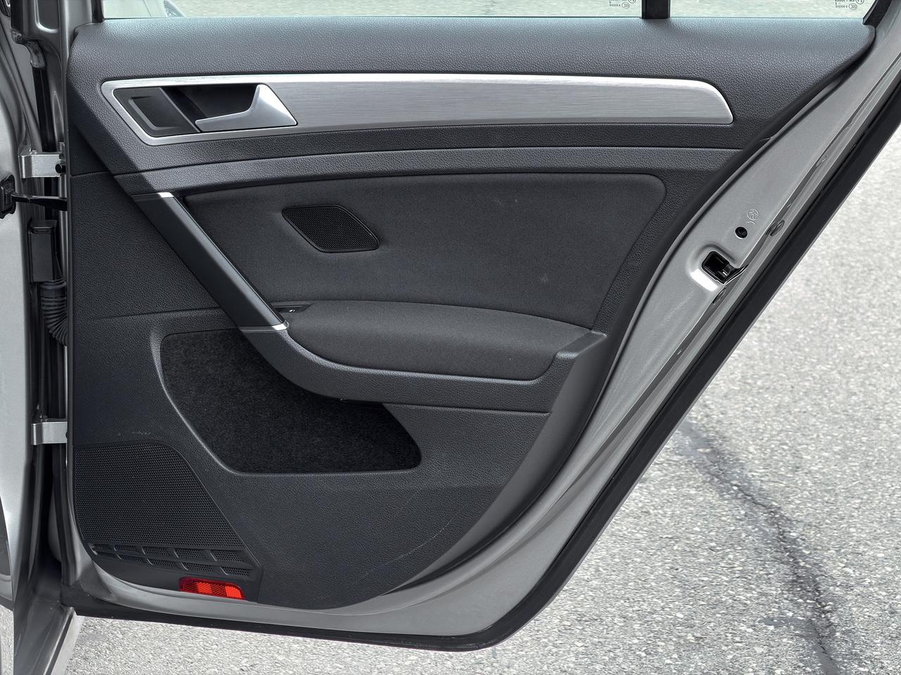 2015 Volkswagen Golf TRENDLINE Photo