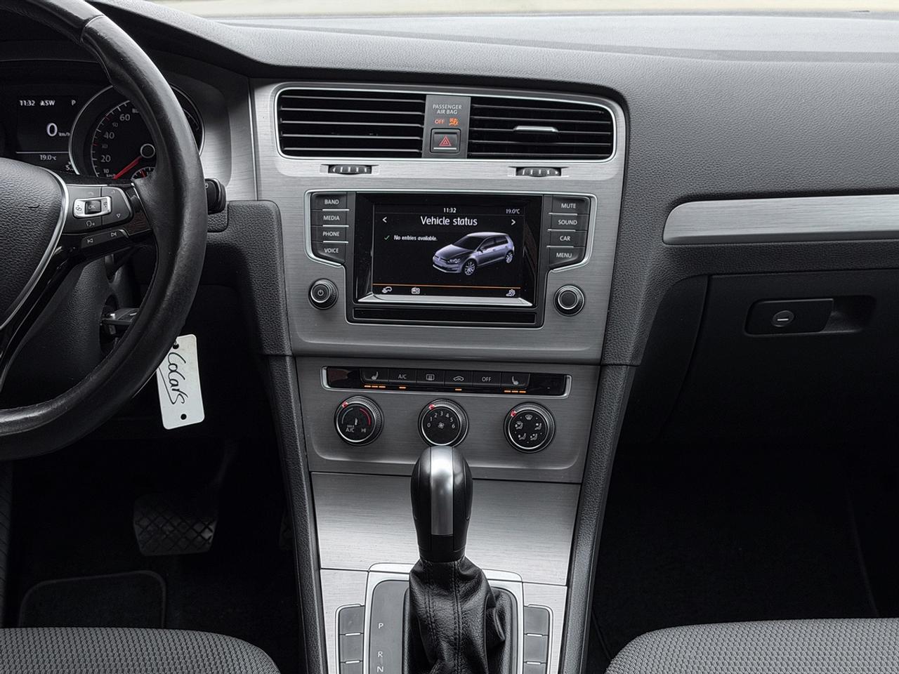 2015 Volkswagen Golf TRENDLINE Photo