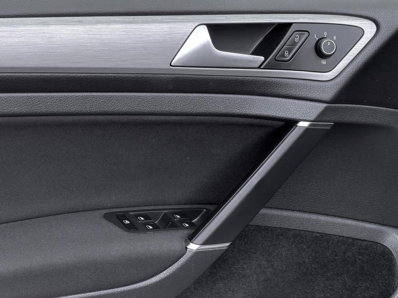 2015 Volkswagen Golf TRENDLINE Photo