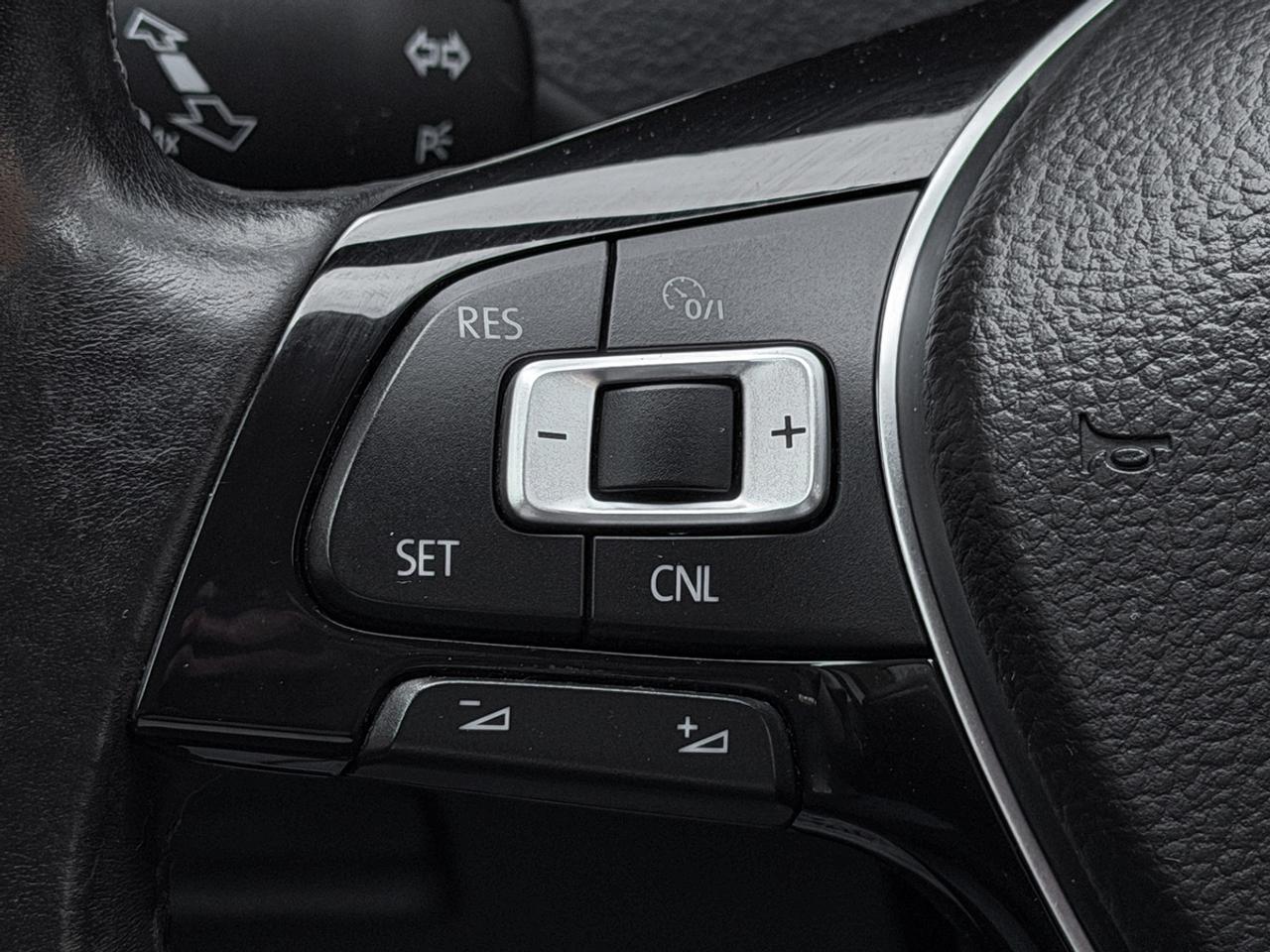 2015 Volkswagen Golf TRENDLINE Photo