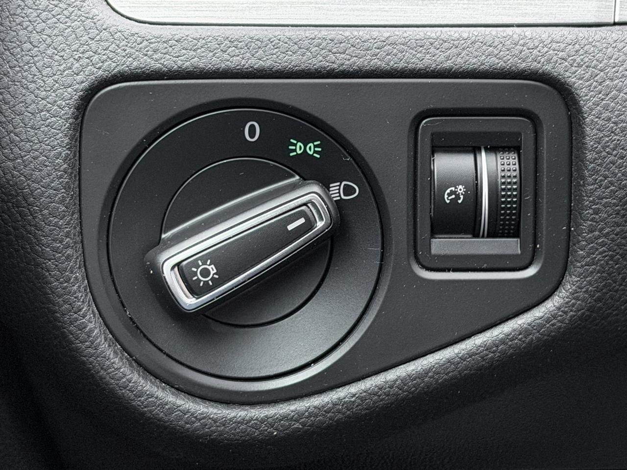 2015 Volkswagen Golf TRENDLINE Photo