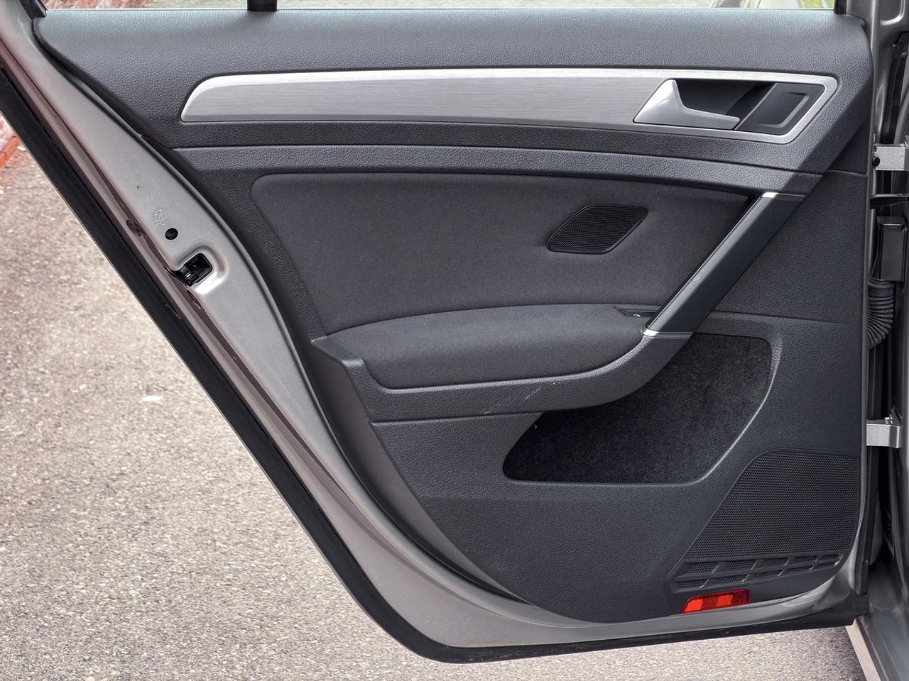 2015 Volkswagen Golf TRENDLINE Photo