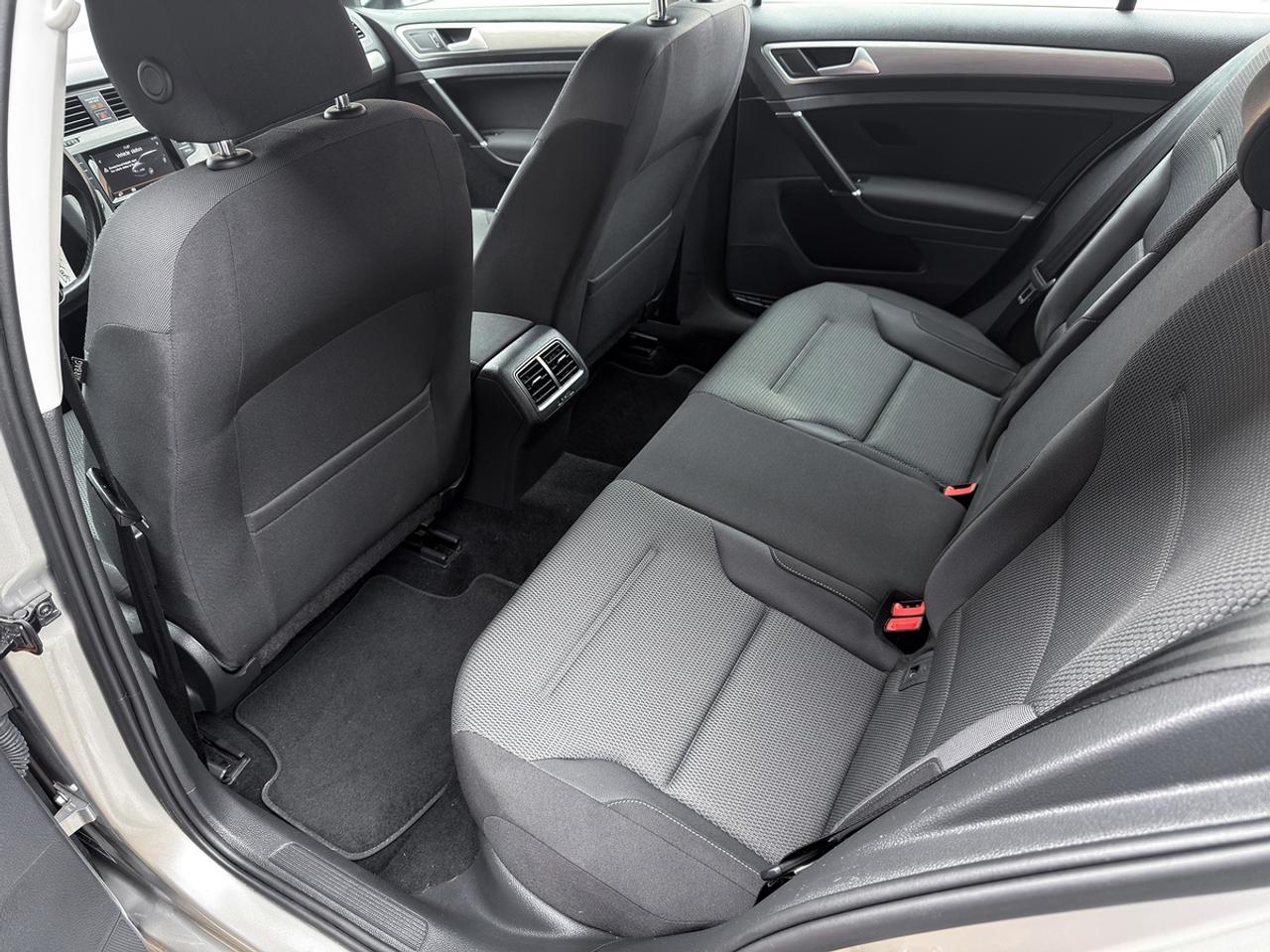 2015 Volkswagen Golf TRENDLINE Photo