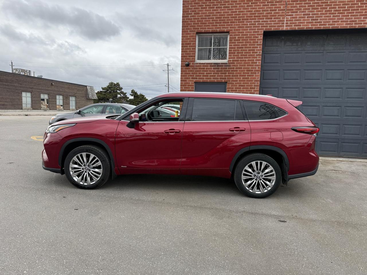 2024 Toyota Highlander Hybrid Limited AWD, PLATINUM PKG Photo