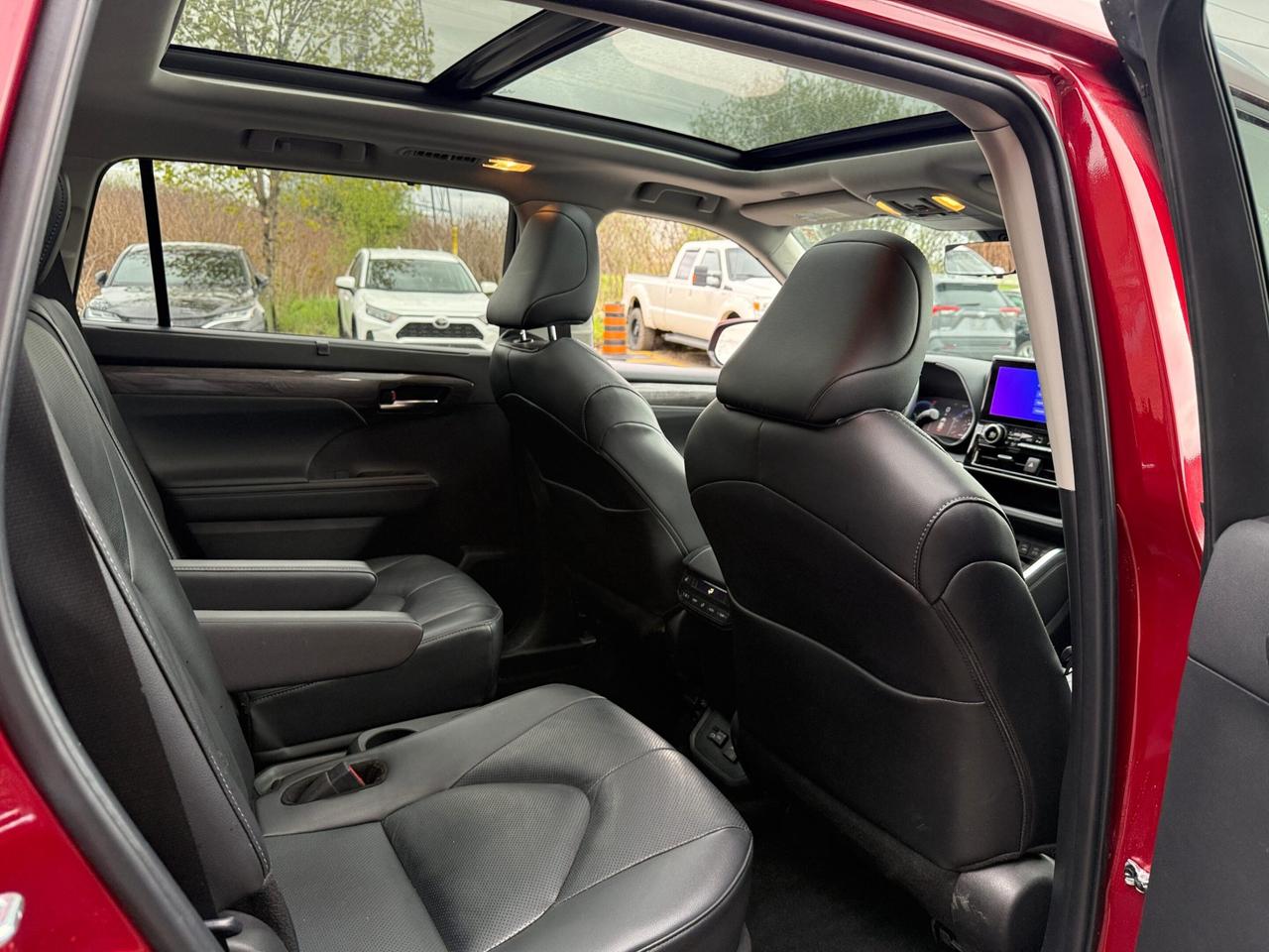 2024 Toyota Highlander Hybrid Limited AWD, PLATINUM PKG Photo