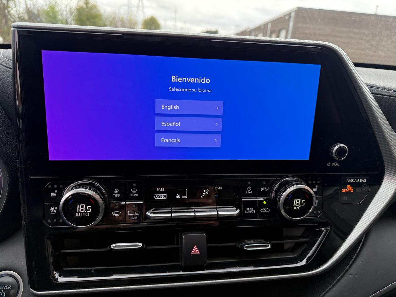 2024 Toyota Highlander Hybrid Limited AWD, PLATINUM PKG Photo