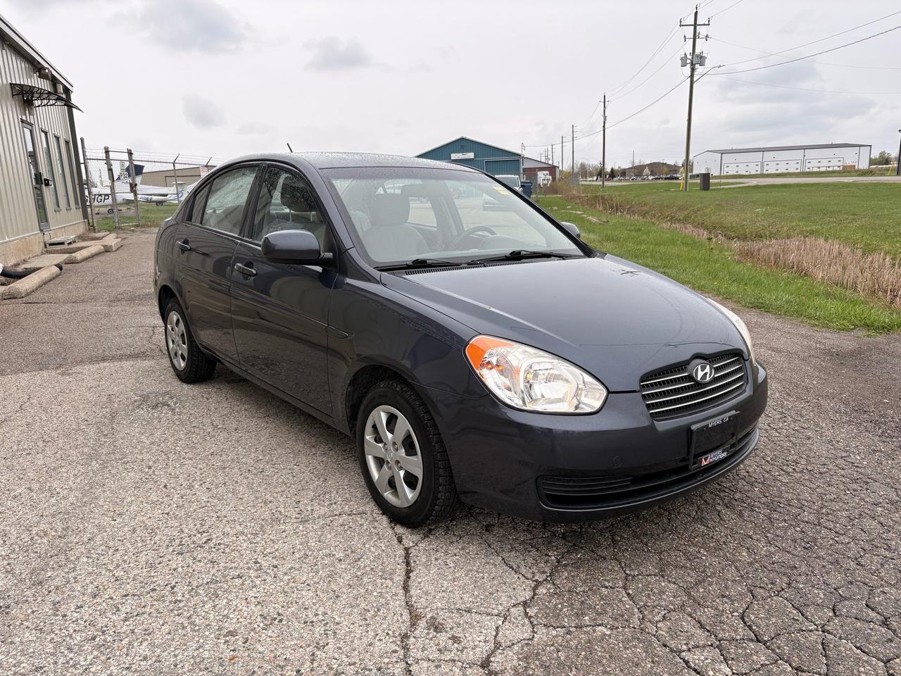 2011 Hyundai Accent 4dr Sdn Auto GL Photo2