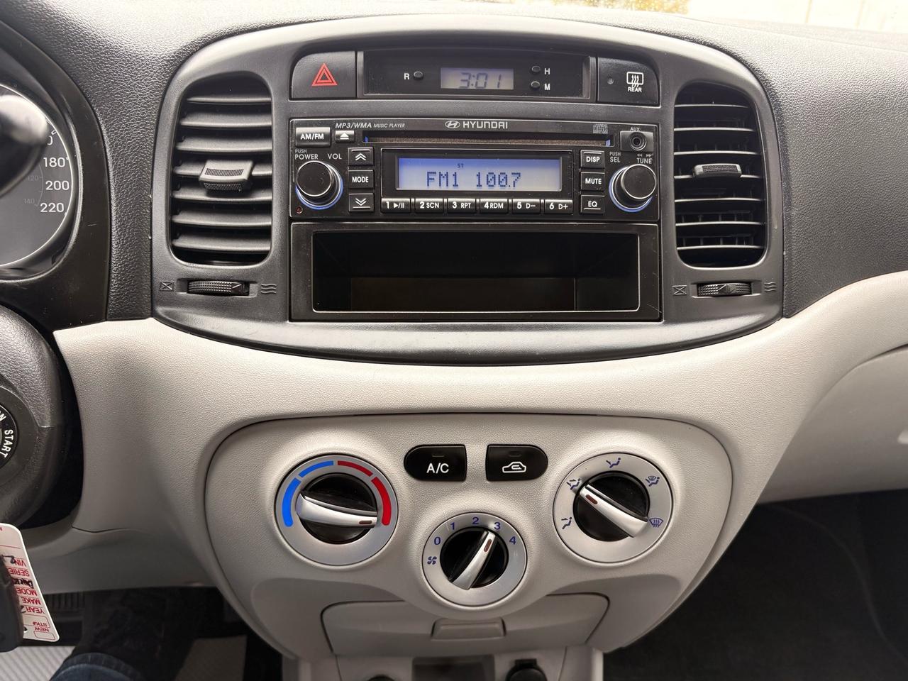 2011 Hyundai Accent 4dr Sdn Auto GL Photo