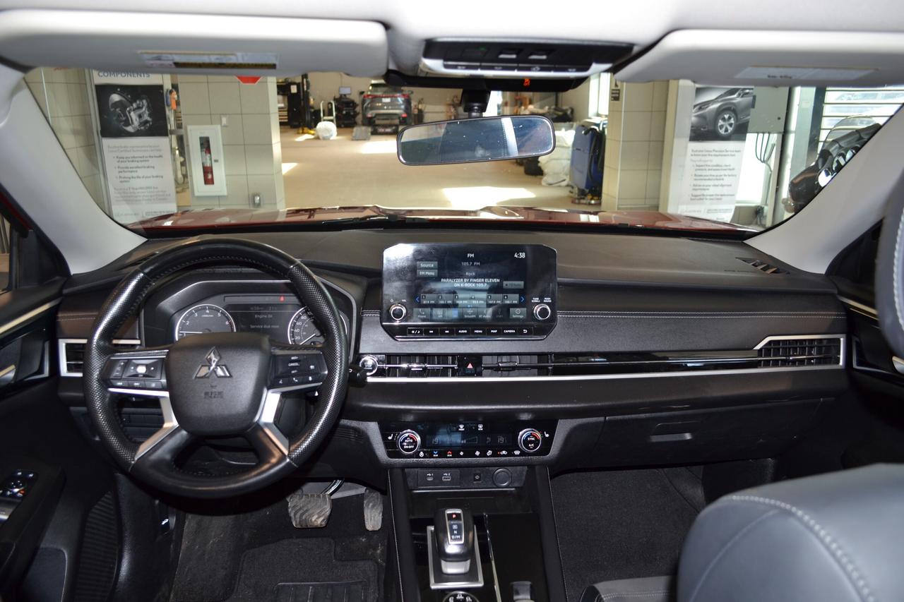 2022 Mitsubishi Outlander  Photo2