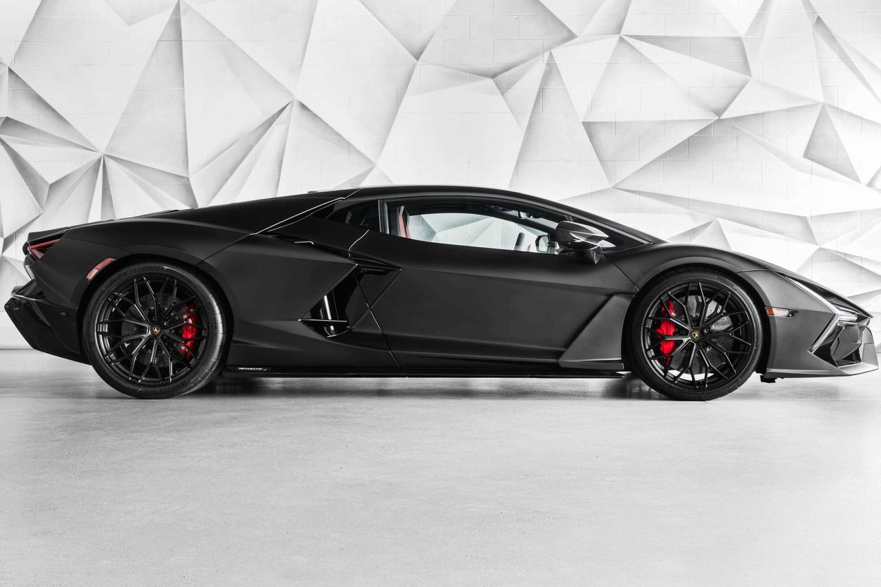 2024 Lamborghini Revuelto  Photo