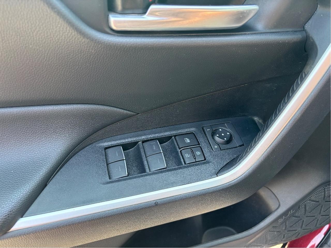 2024 Toyota RAV4 XLE ROOF HEATED STEERING ONE OWNER CLEAN C Photo
