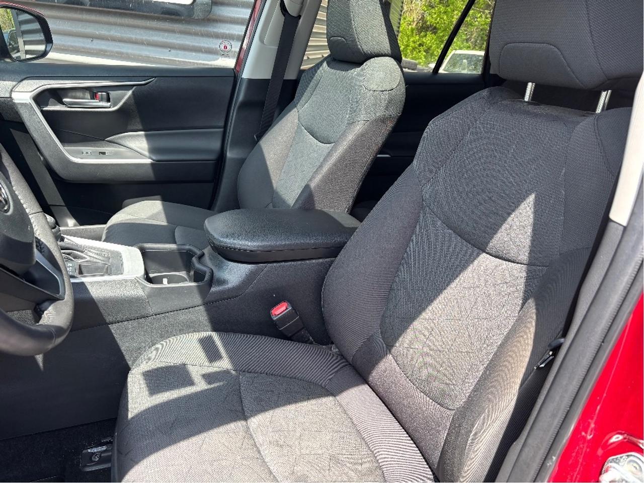 2024 Toyota RAV4 XLE ROOF HEATED STEERING ONE OWNER CLEAN C Photo