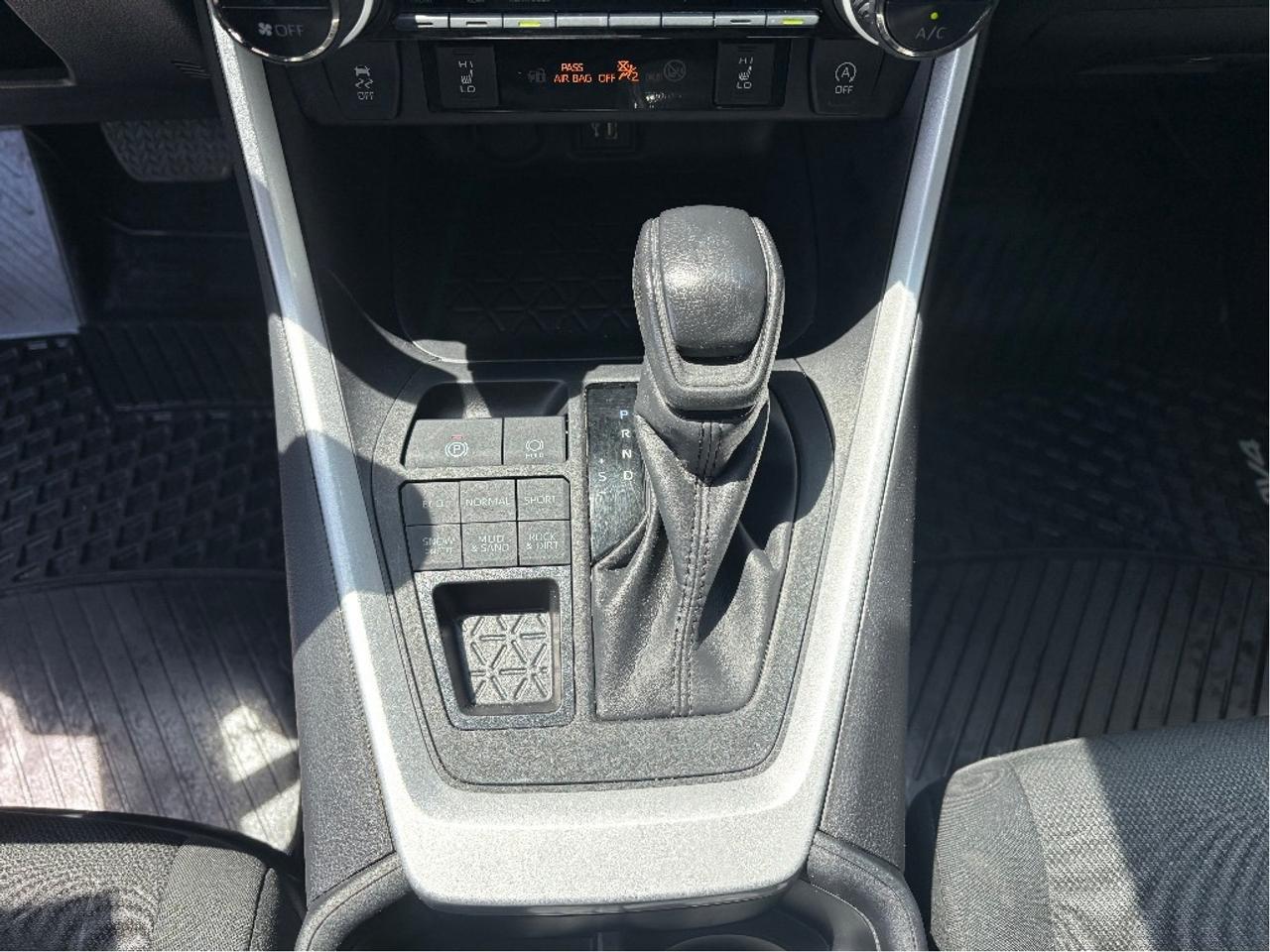 2024 Toyota RAV4 XLE ROOF HEATED STEERING ONE OWNER CLEAN C Photo