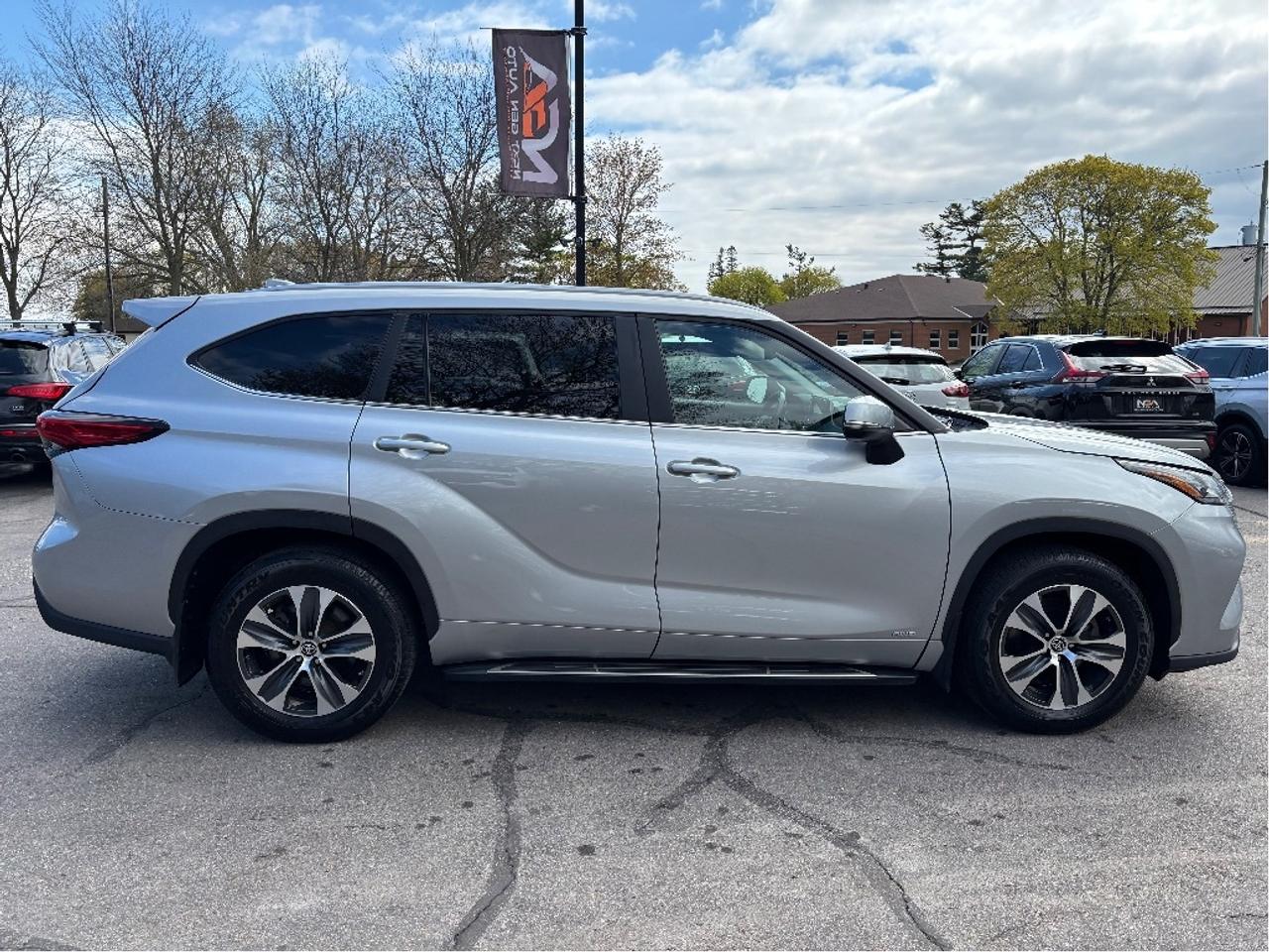 2023 Toyota Highlander Hybrid XLE AWD 8 PASS LEATHER ROOF ONE OWNER Photo4