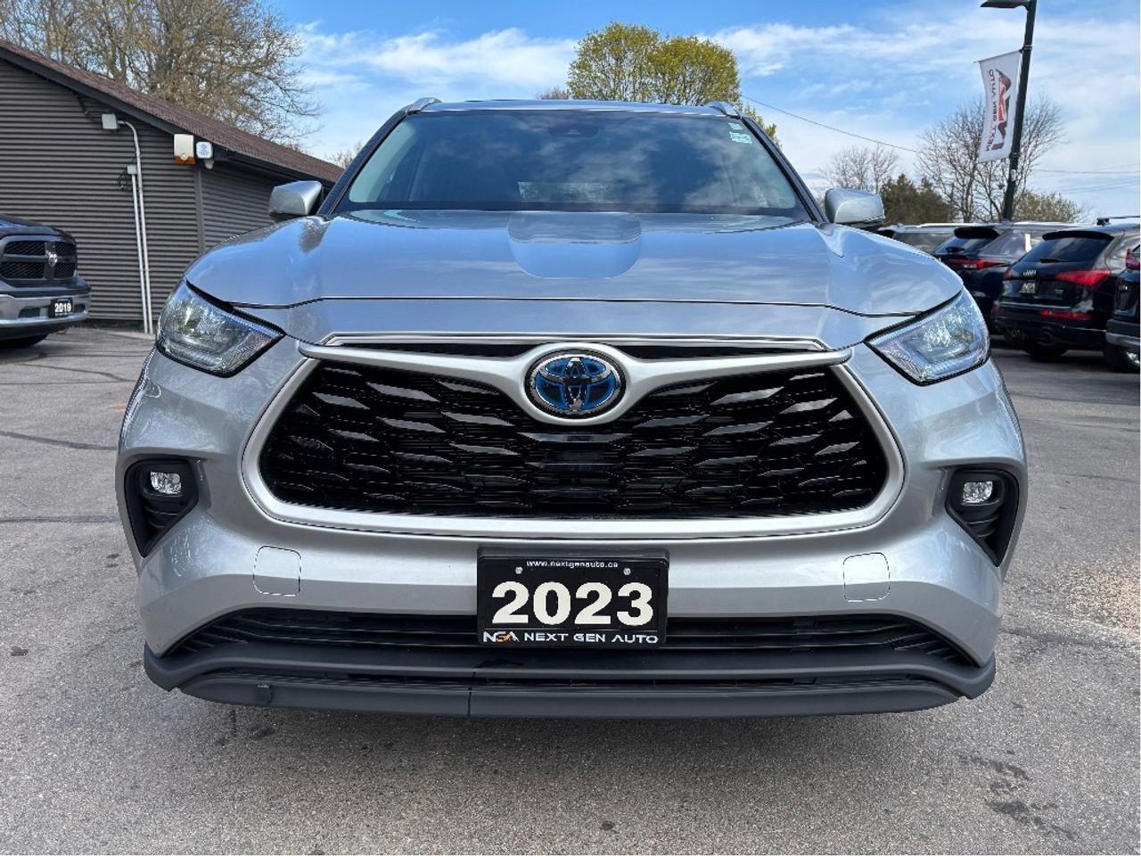2023 Toyota Highlander Hybrid XLE AWD 8 PASS LEATHER ROOF ONE OWNER Photo2