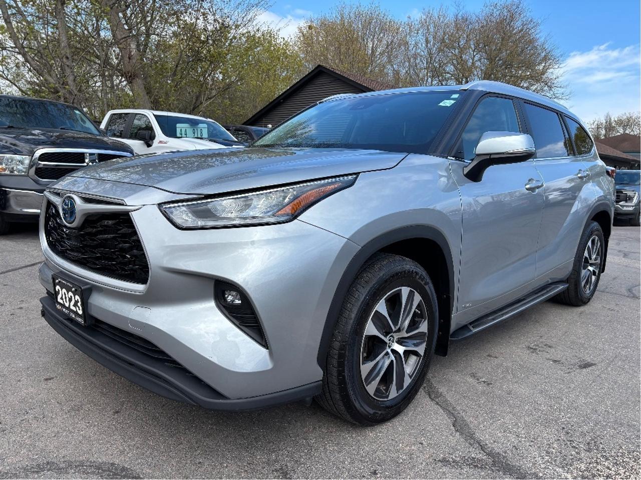 2023 Toyota Highlander Hybrid XLE AWD 8 PASS LEATHER ROOF ONE OWNER Photo