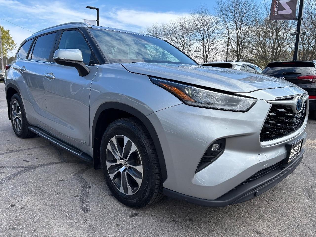 2023 Toyota Highlander Hybrid XLE AWD 8 PASS LEATHER ROOF ONE OWNER Photo3