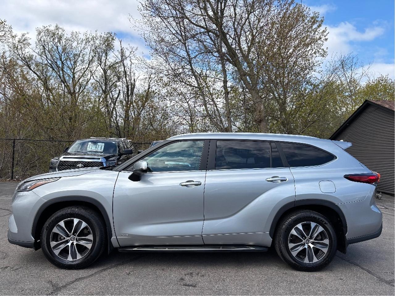 2023 Toyota Highlander Hybrid XLE AWD 8 PASS LEATHER ROOF ONE OWNER Photo