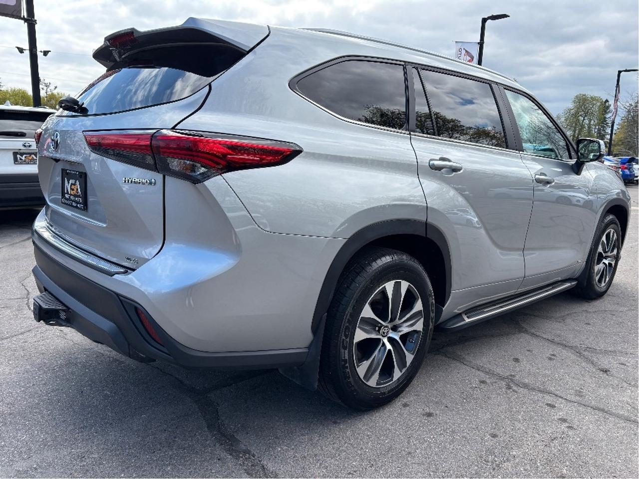 2023 Toyota Highlander Hybrid XLE AWD 8 PASS LEATHER ROOF ONE OWNER Photo