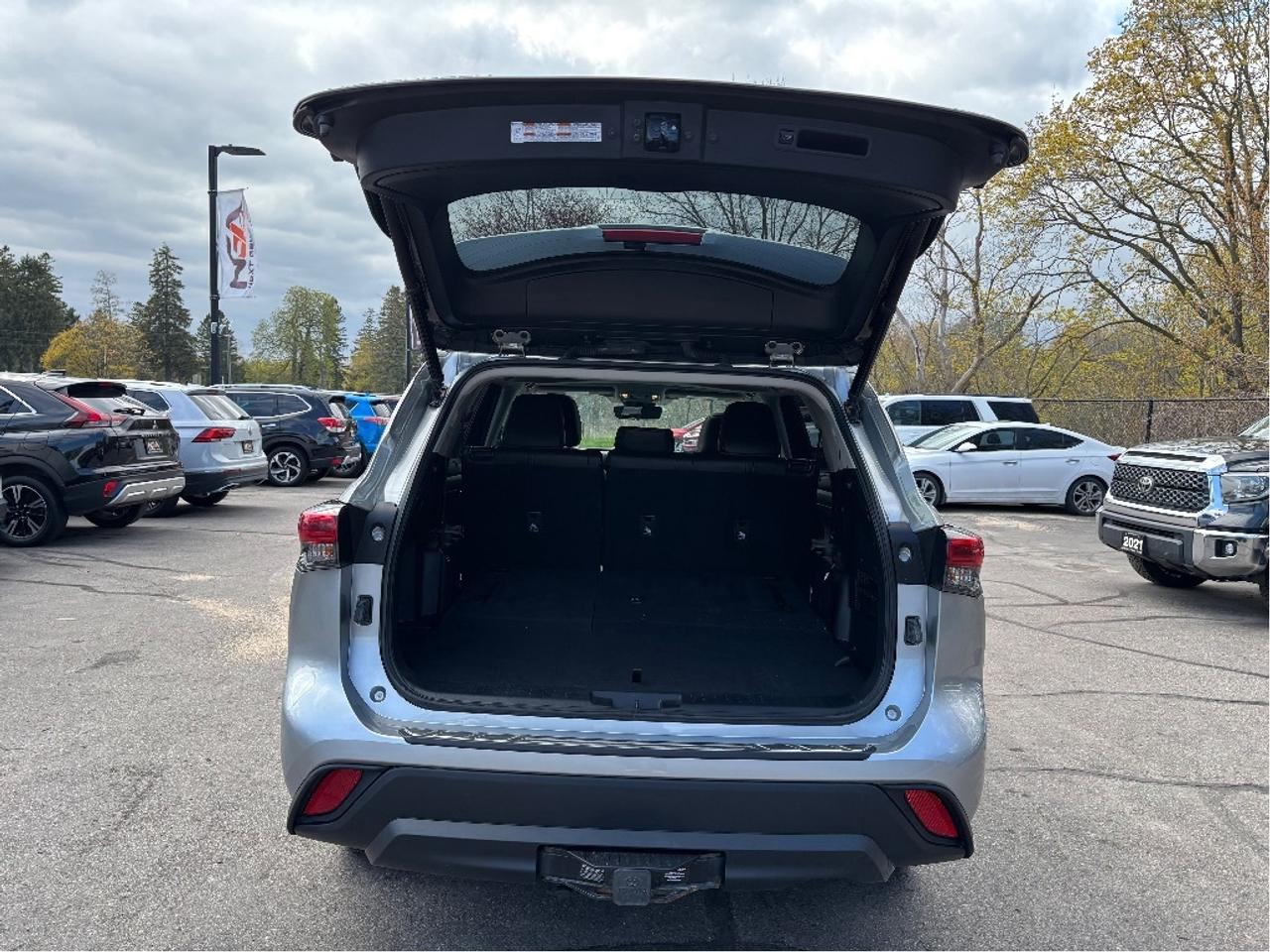2023 Toyota Highlander Hybrid XLE AWD 8 PASS LEATHER ROOF ONE OWNER Photo
