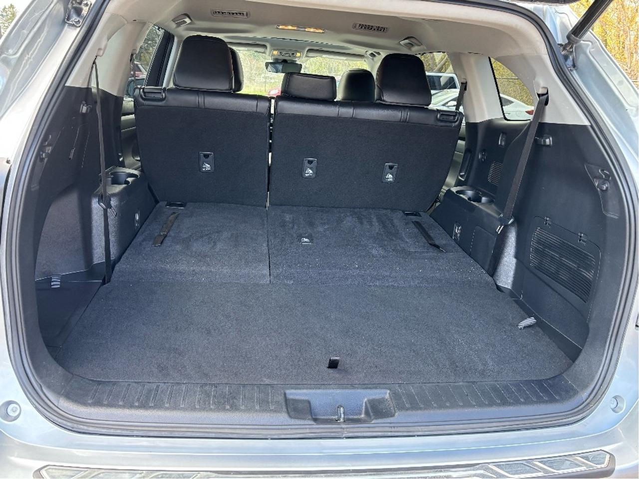 2023 Toyota Highlander Hybrid XLE AWD 8 PASS LEATHER ROOF ONE OWNER Photo