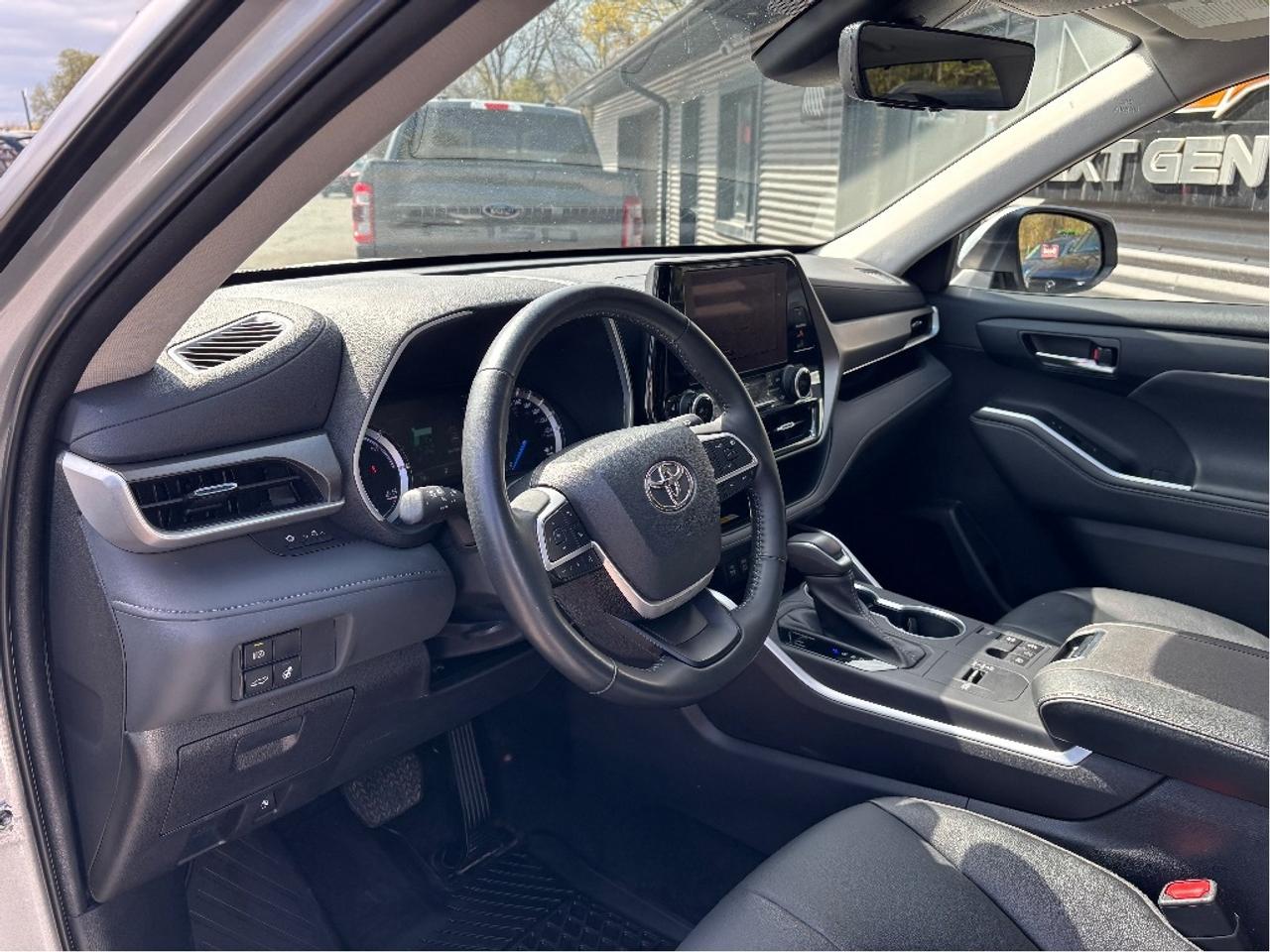2023 Toyota Highlander Hybrid XLE AWD 8 PASS LEATHER ROOF ONE OWNER Photo