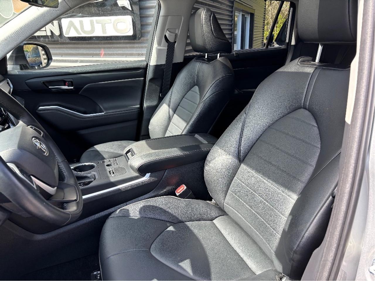 2023 Toyota Highlander Hybrid XLE AWD 8 PASS LEATHER ROOF ONE OWNER Photo