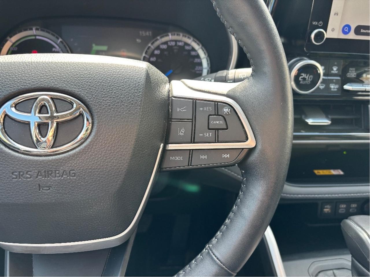 2023 Toyota Highlander Hybrid XLE AWD 8 PASS LEATHER ROOF ONE OWNER Photo
