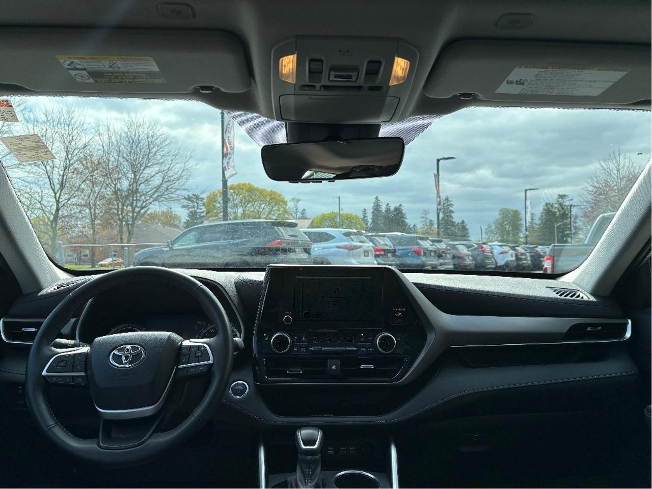 2023 Toyota Highlander Hybrid XLE AWD 8 PASS LEATHER ROOF ONE OWNER Photo