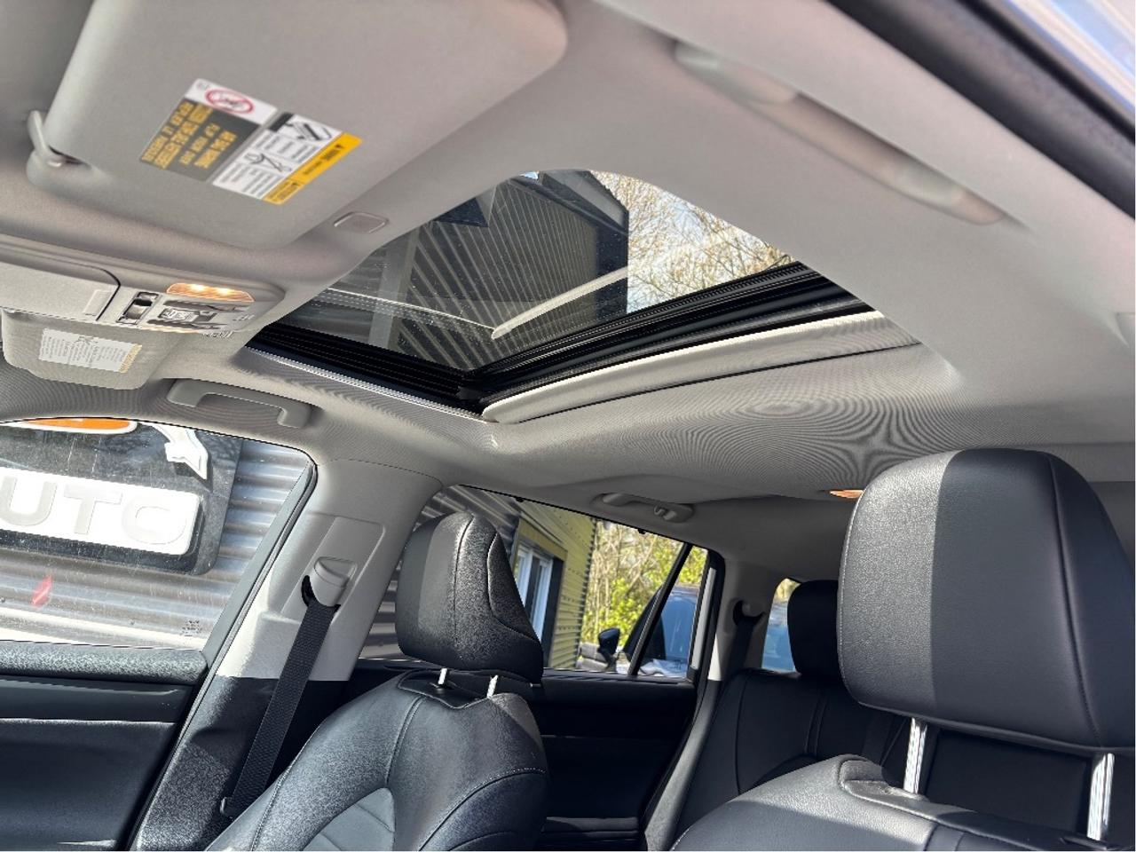 2023 Toyota Highlander Hybrid XLE AWD 8 PASS LEATHER ROOF ONE OWNER Photo
