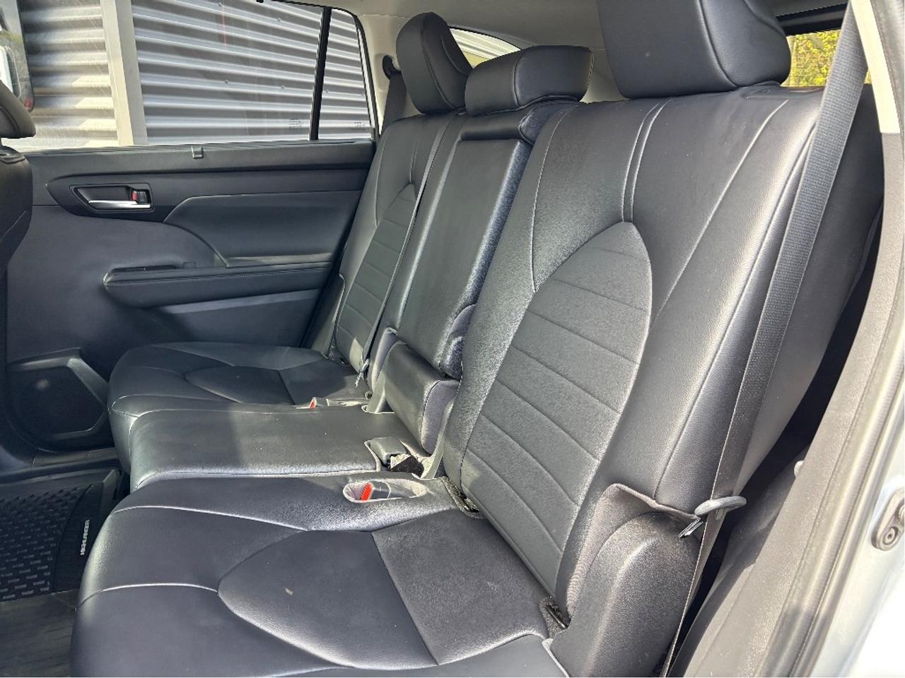 2023 Toyota Highlander Hybrid XLE AWD 8 PASS LEATHER ROOF ONE OWNER Photo