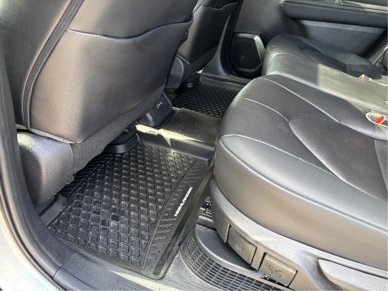 2023 Toyota Highlander Hybrid XLE AWD 8 PASS LEATHER ROOF ONE OWNER Photo