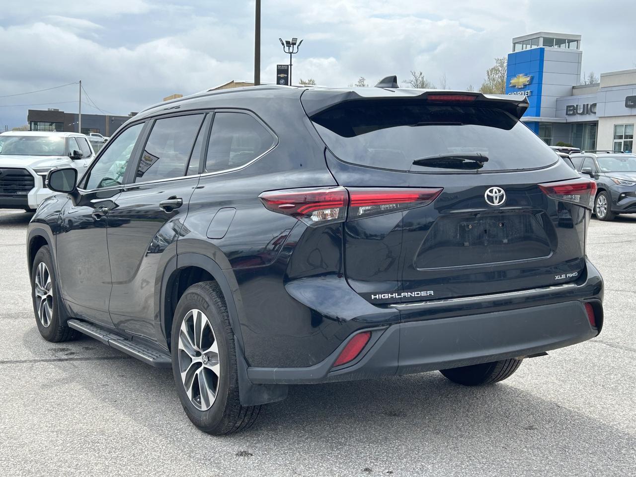2024 Toyota Highlander XLE AWD Photo2