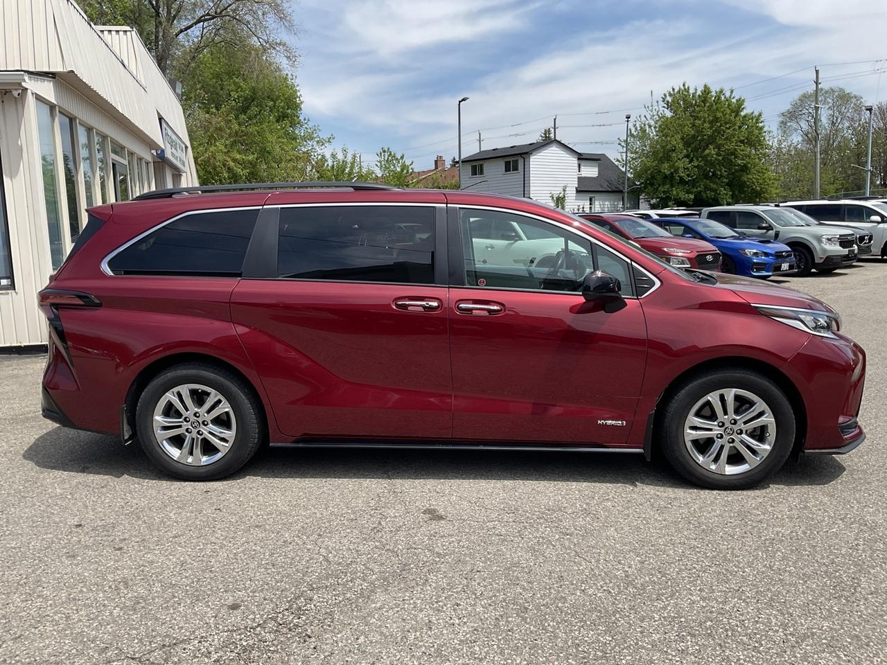 2021 Toyota Sienna XSE AWD - LEATHER! NAV! BACK-UP CAM! BSM! SUNROOF! Photo