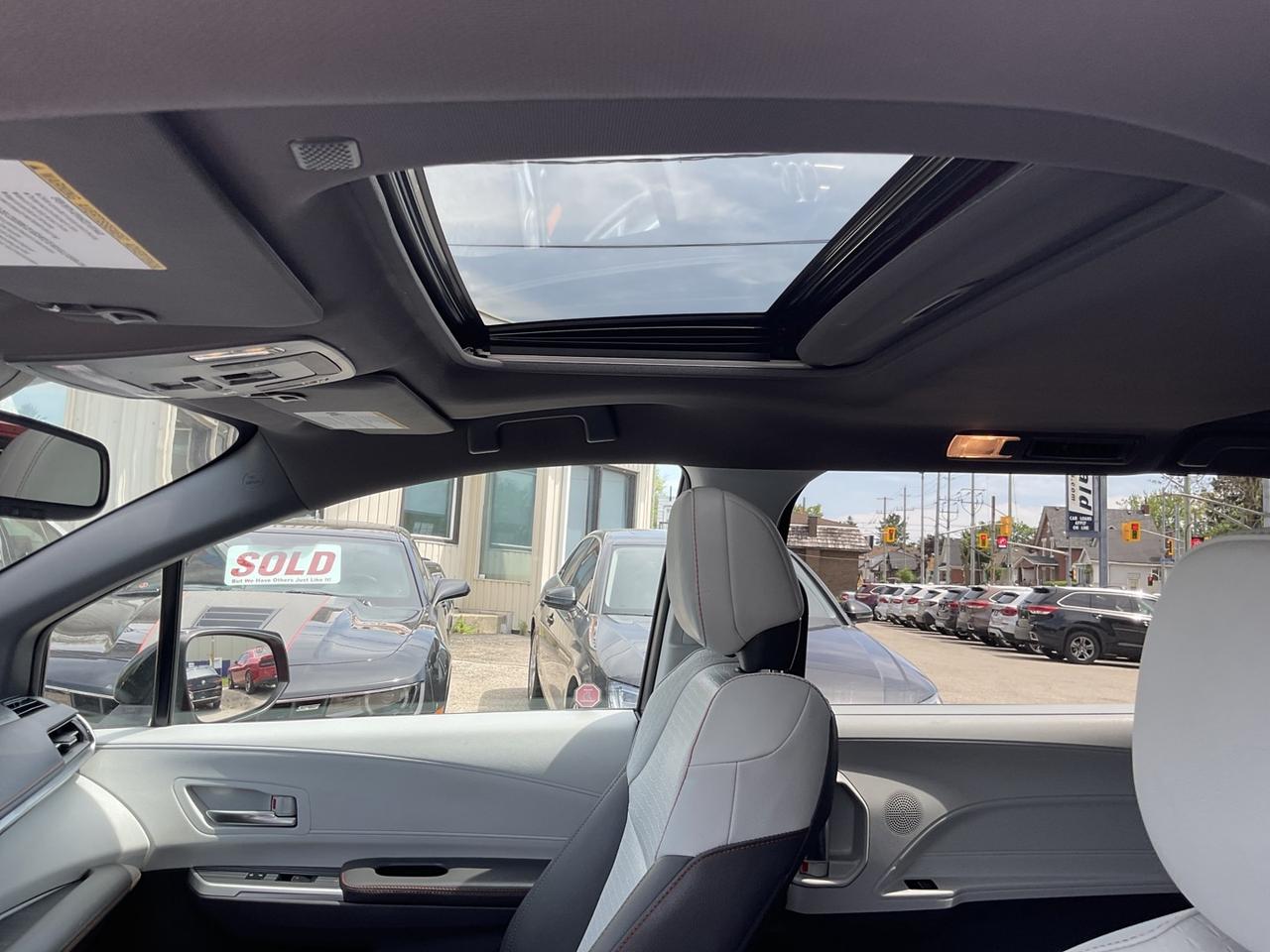 2021 Toyota Sienna XSE AWD - LEATHER! NAV! BACK-UP CAM! BSM! SUNROOF! Photo