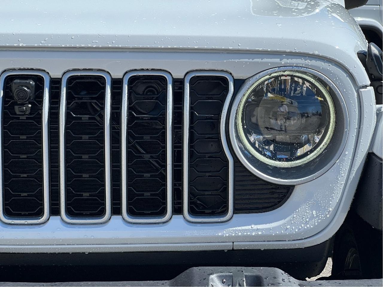 2025 Jeep Wrangler Sahara w/SkyPower Top, Technology, Safety, Steps Photo
