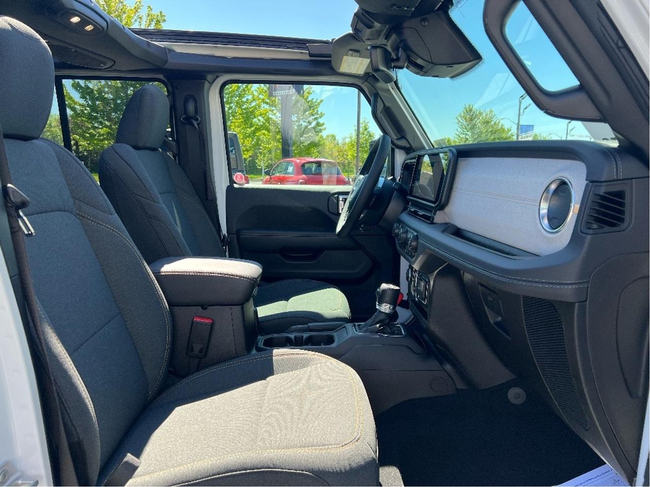 2025 Jeep Wrangler Sahara w/SkyPower Top, Technology, Safety, Steps Photo