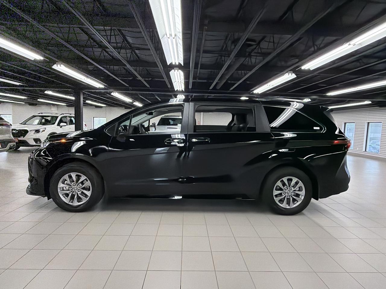 2026 Toyota Sienna XLE leather Sunroof CarPlay Power Tail Gate Photo