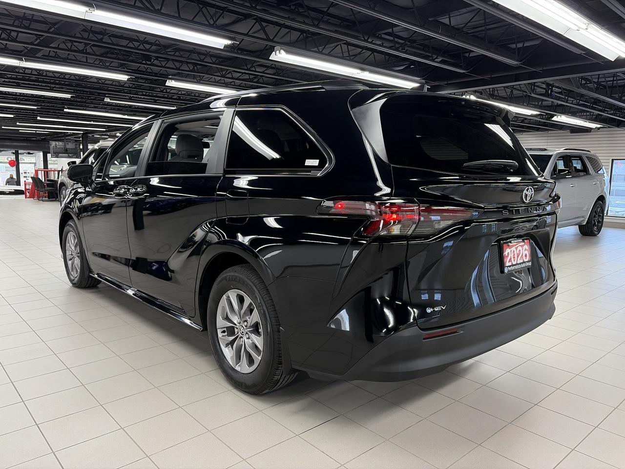 2026 Toyota Sienna XLE leather Sunroof CarPlay Power Tail Gate Photo2