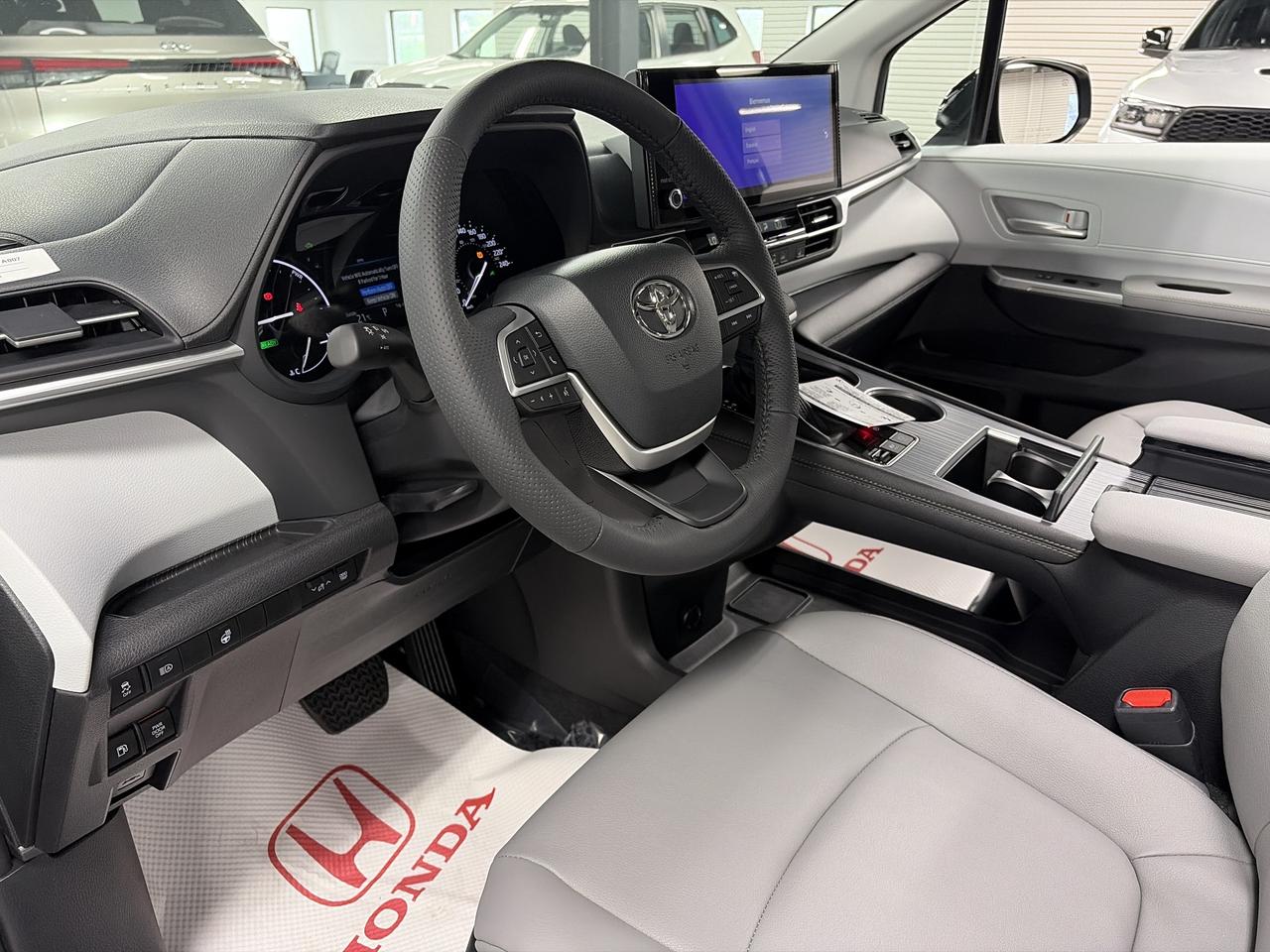 2026 Toyota Sienna XLE leather Sunroof CarPlay Power Tail Gate Photo