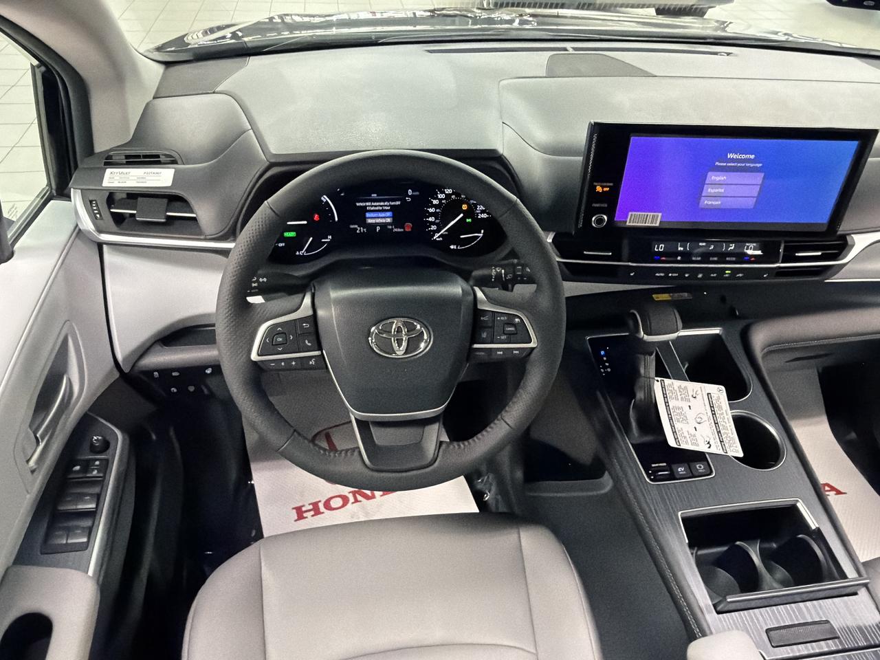 2026 Toyota Sienna XLE leather Sunroof CarPlay Power Tail Gate Photo