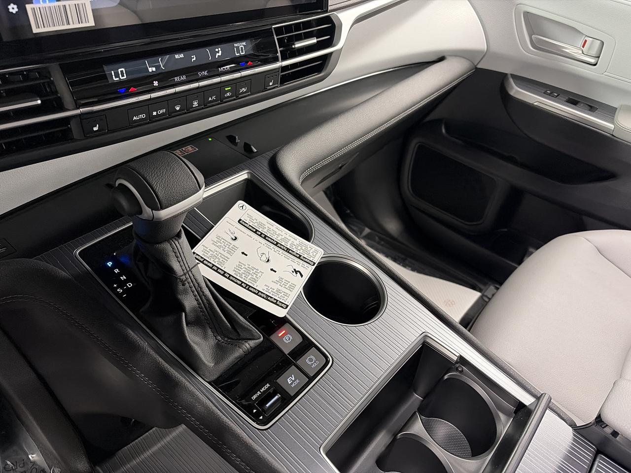 2026 Toyota Sienna XLE leather Sunroof CarPlay Power Tail Gate Photo