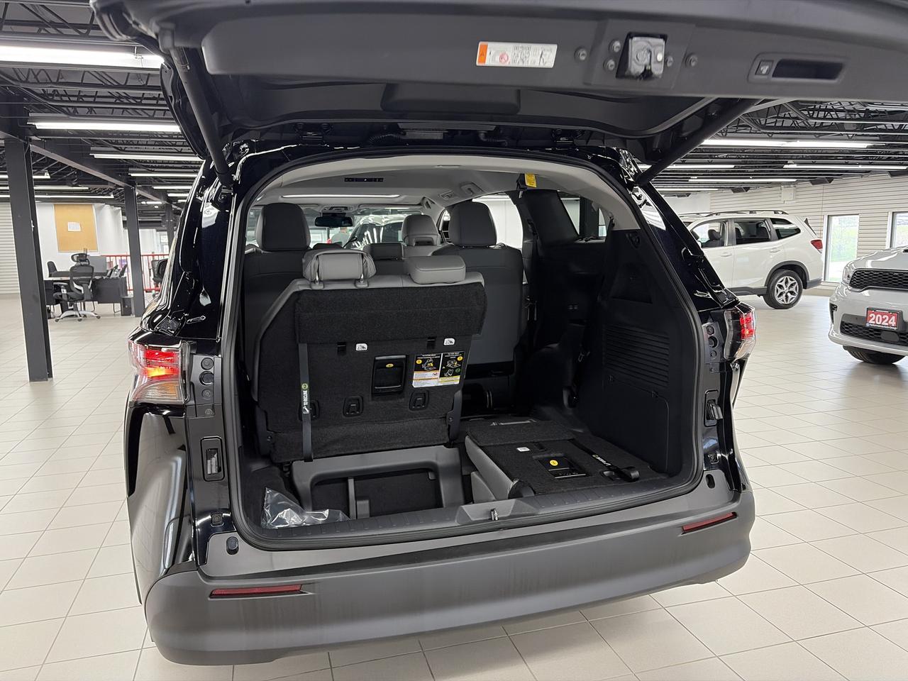 2026 Toyota Sienna XLE leather Sunroof CarPlay Power Tail Gate Photo